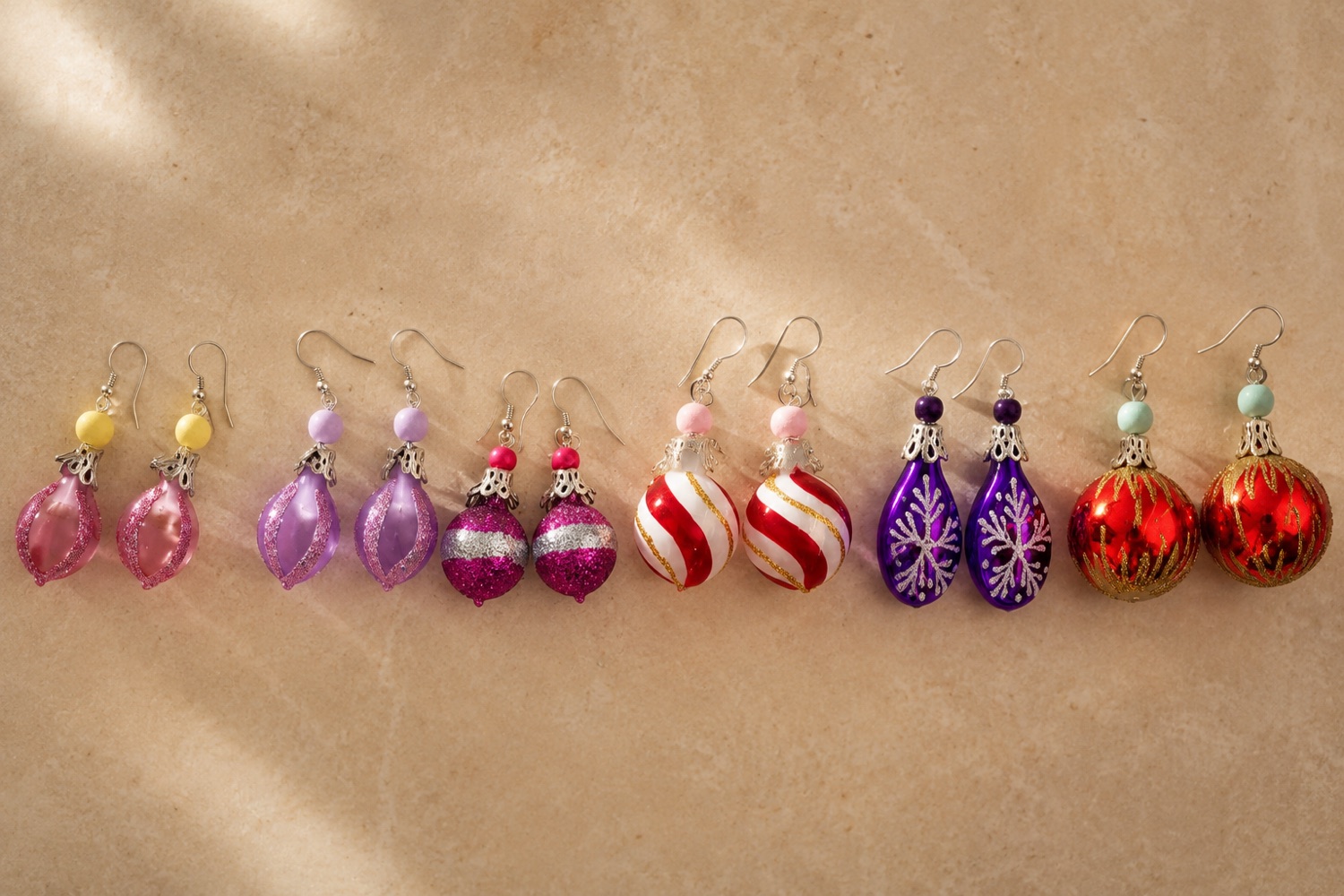 Surtido de aretes de esfera navideña en muchos colores y diseños
